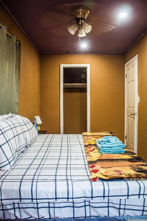 Roatan Mr, Crab Apartment Six Huts Bagian luar foto
