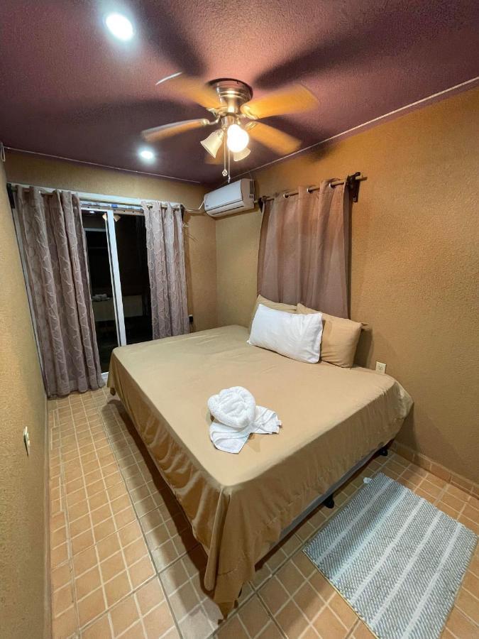 Roatan Mr, Crab Apartment Six Huts Bagian luar foto